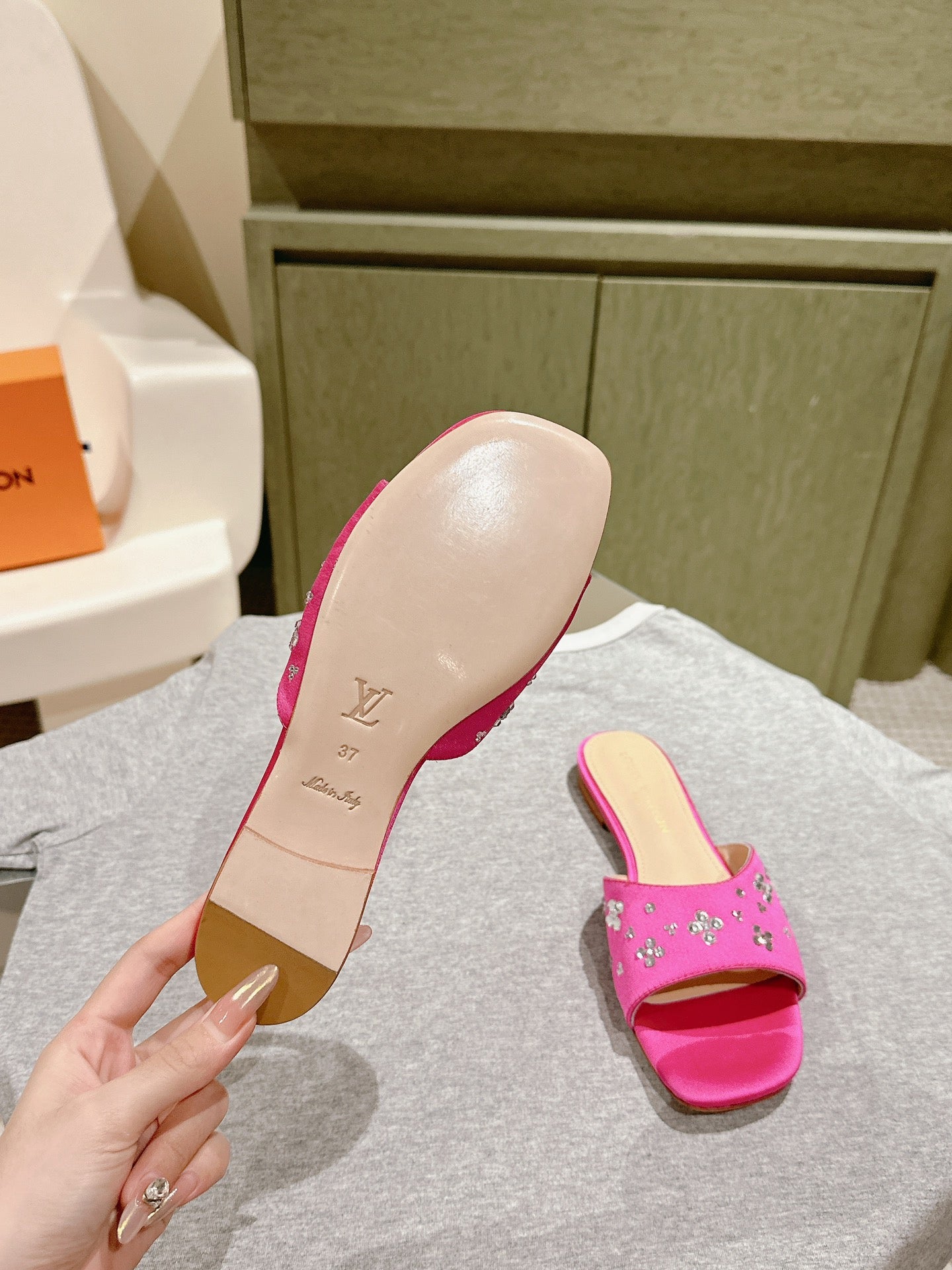 LV WOMEN FLAT MULE IN DEEP PINK SATIN WITH RHINESTONE - 35