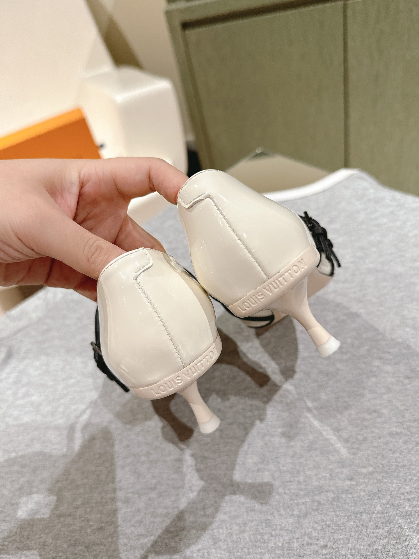 HIGH PUMP 45MM IN WHITE CALFSKIN WITH BLACK STRAPS - 35