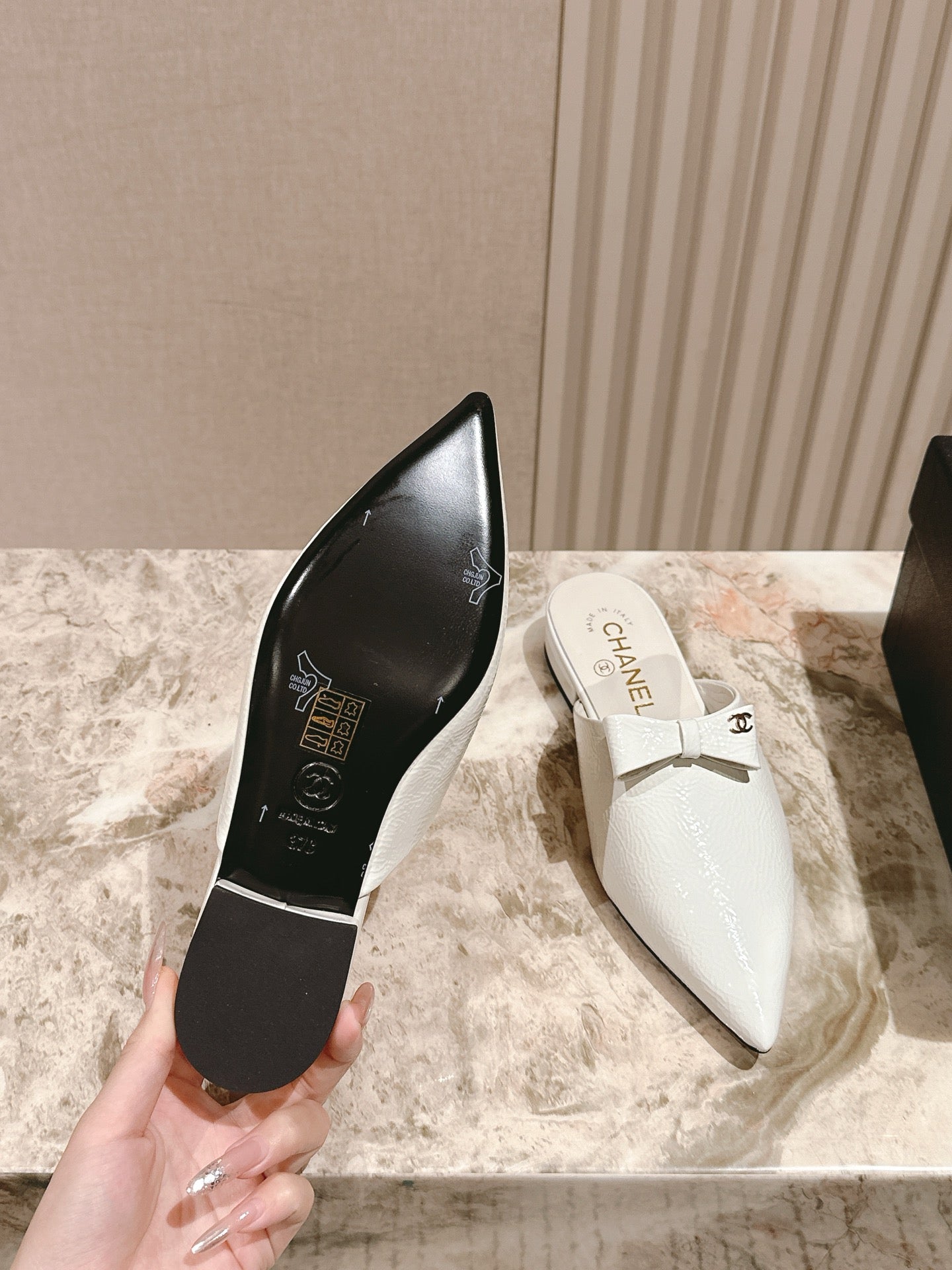CC FLAT MULES 25S IN WHITE PATENT LEATHER - 35