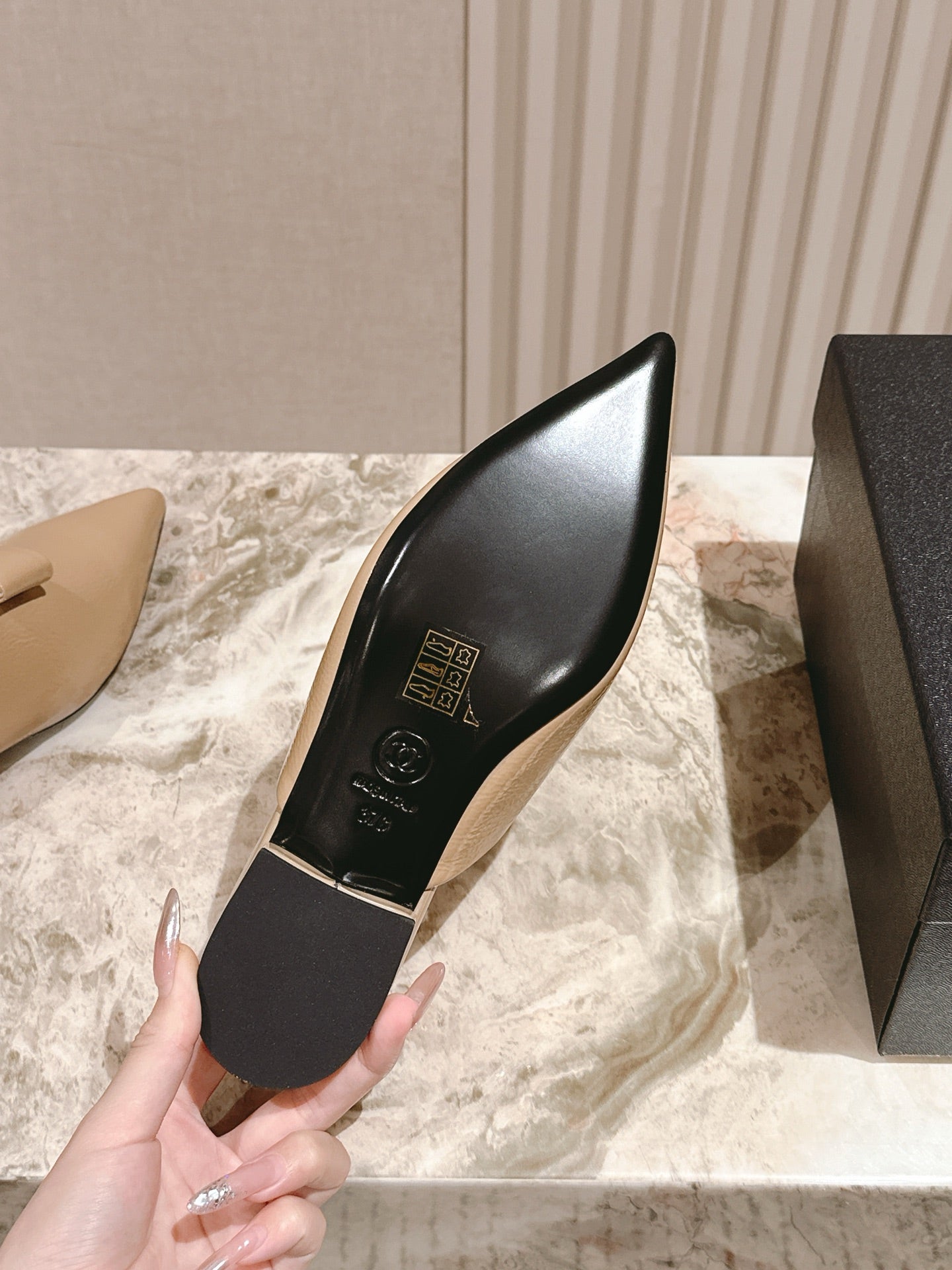 CC FLAT MULES 25S IN BEIGE PATENT LEATHER - 35