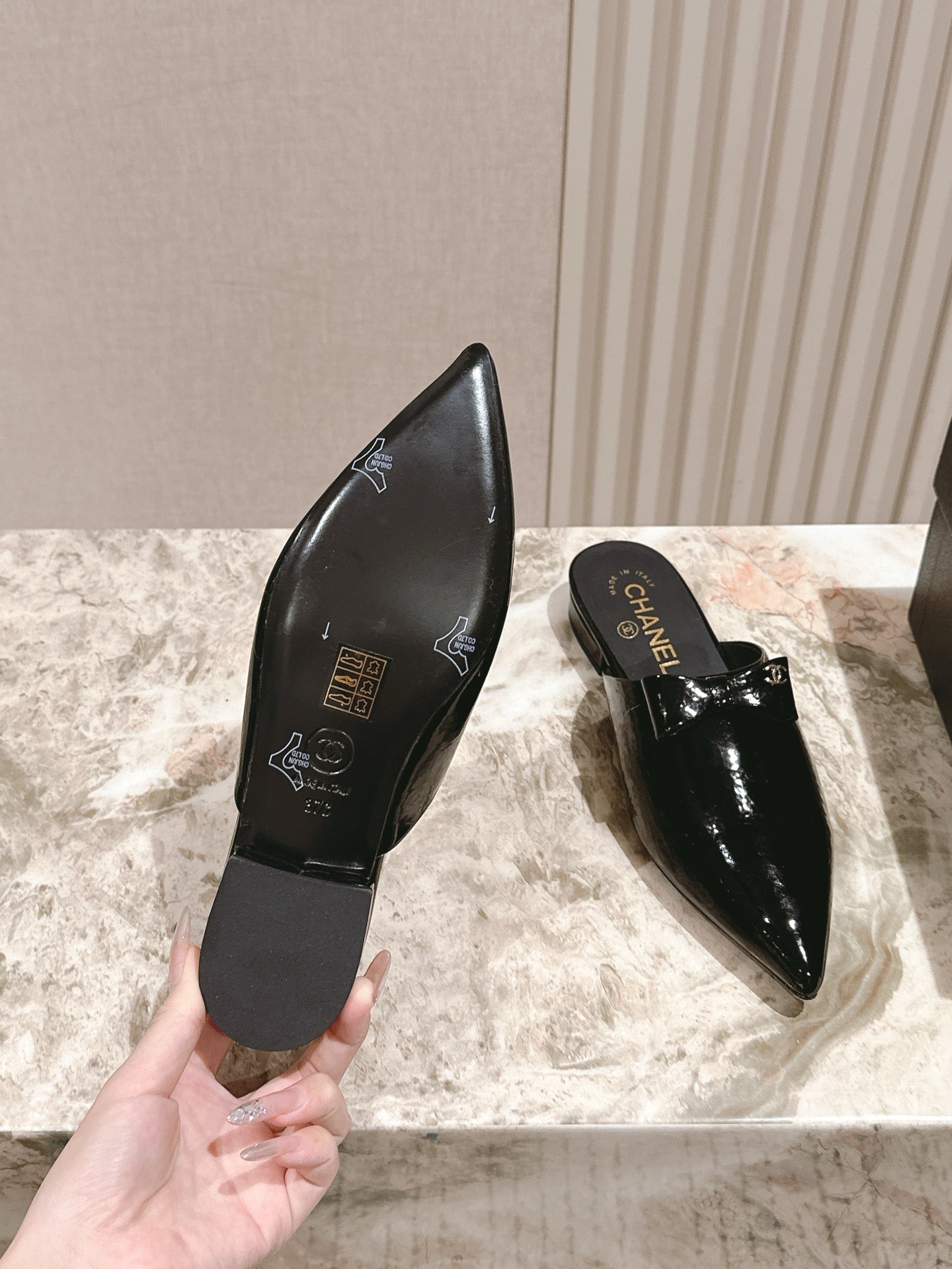CC FLAT MULES 25S IN BLACK PATENT LEATHER - 35