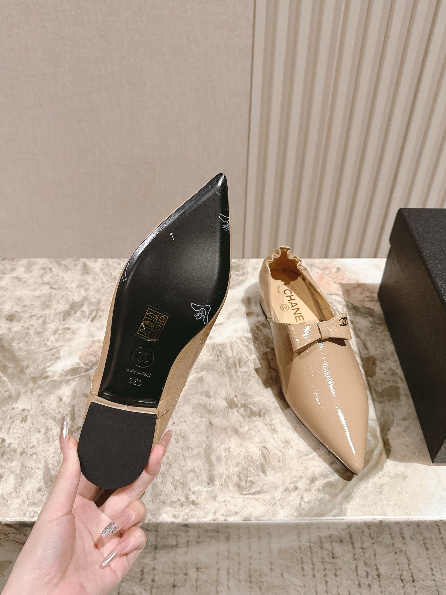CC FLATS 25S IN BEIGE PATENT LEATHER - 35