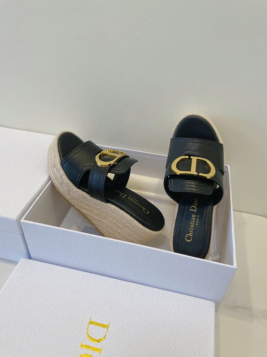 MONTAIGNE WEDGE SLIDE 95MM IN BLACK CALFSKIN - 35