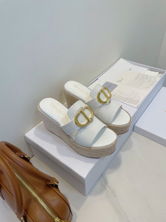 MONTAIGNE WEDGE SLIDE 95MM IN WHITE CALFSKIN - 35
