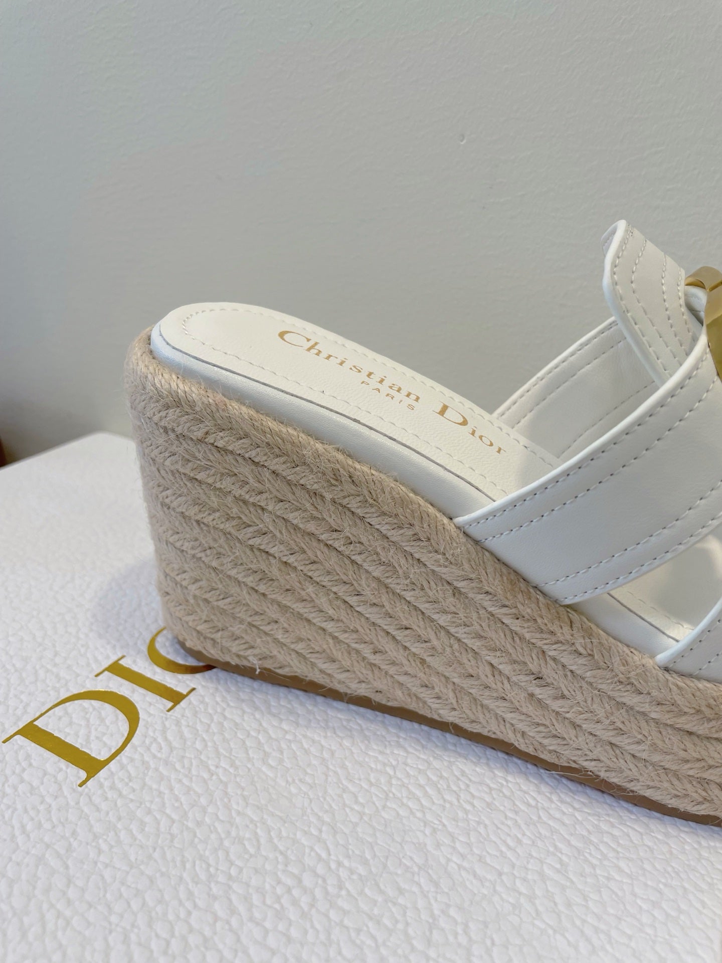 MONTAIGNE WEDGE SLIDE 95MM IN WHITE CALFSKIN - 35