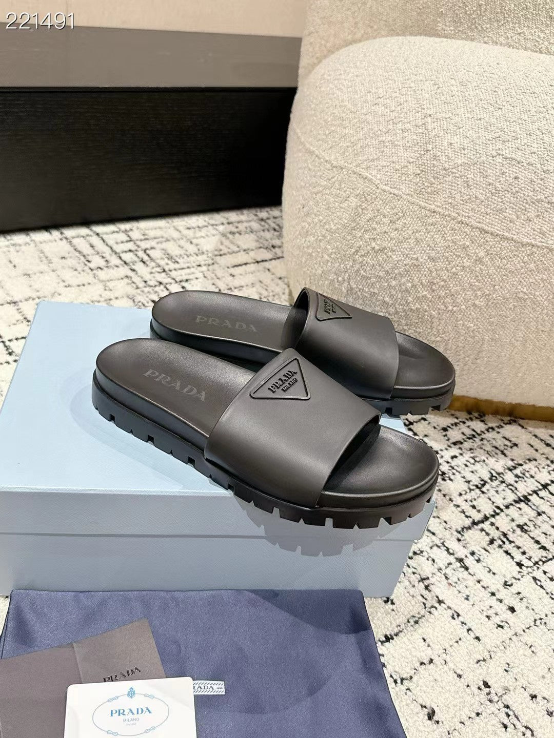 PRADA 25S RUBBER SLIDE IN CHARCOAL CALFSKIN WITH LOGO - 35