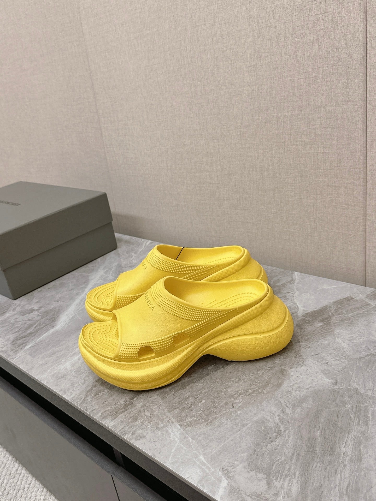 POOL CROCS SLIDE SANDAL IN YELLOW RUBBER - 35