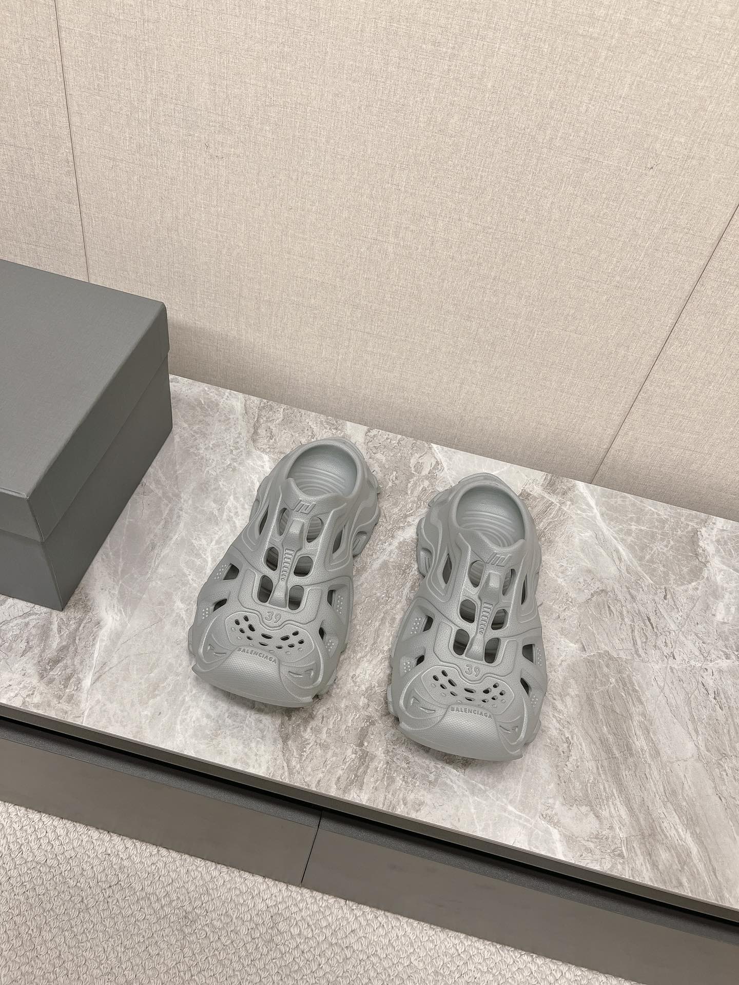 CUT-OUT MULES IN GRAY RUBBER - 36