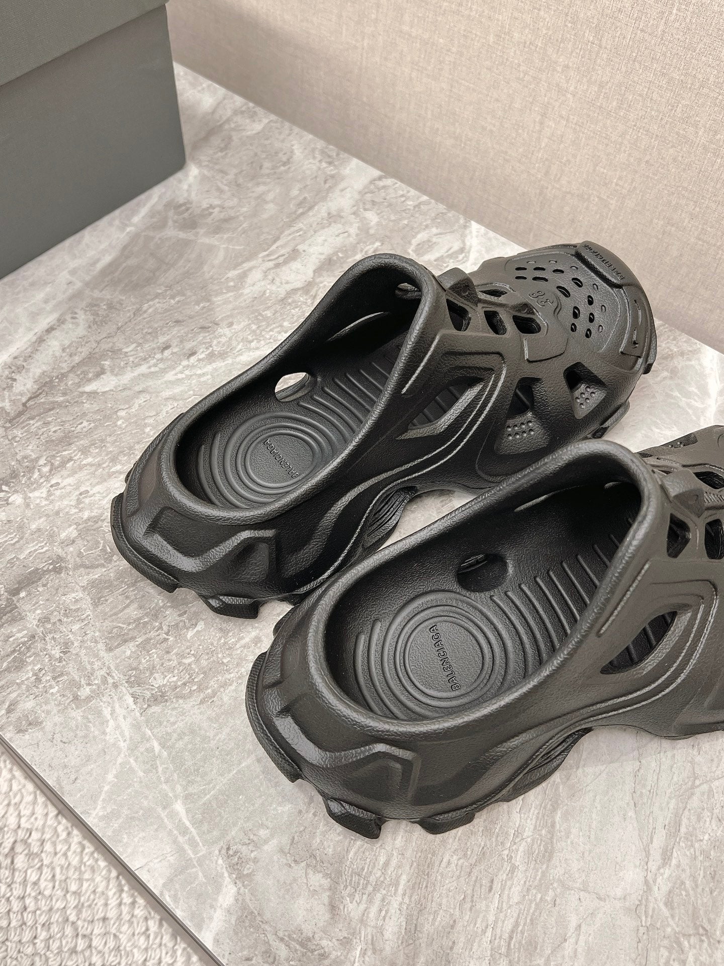 CUT-OUT MULES IN BLACK RUBBER - 36