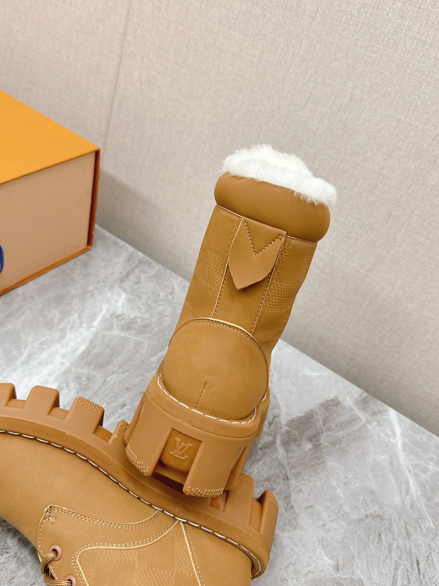 MARTIN ANKLE BOOTS IN PEANUT BROWN SUEDE AND WHITE SHEARLING LINING - 35