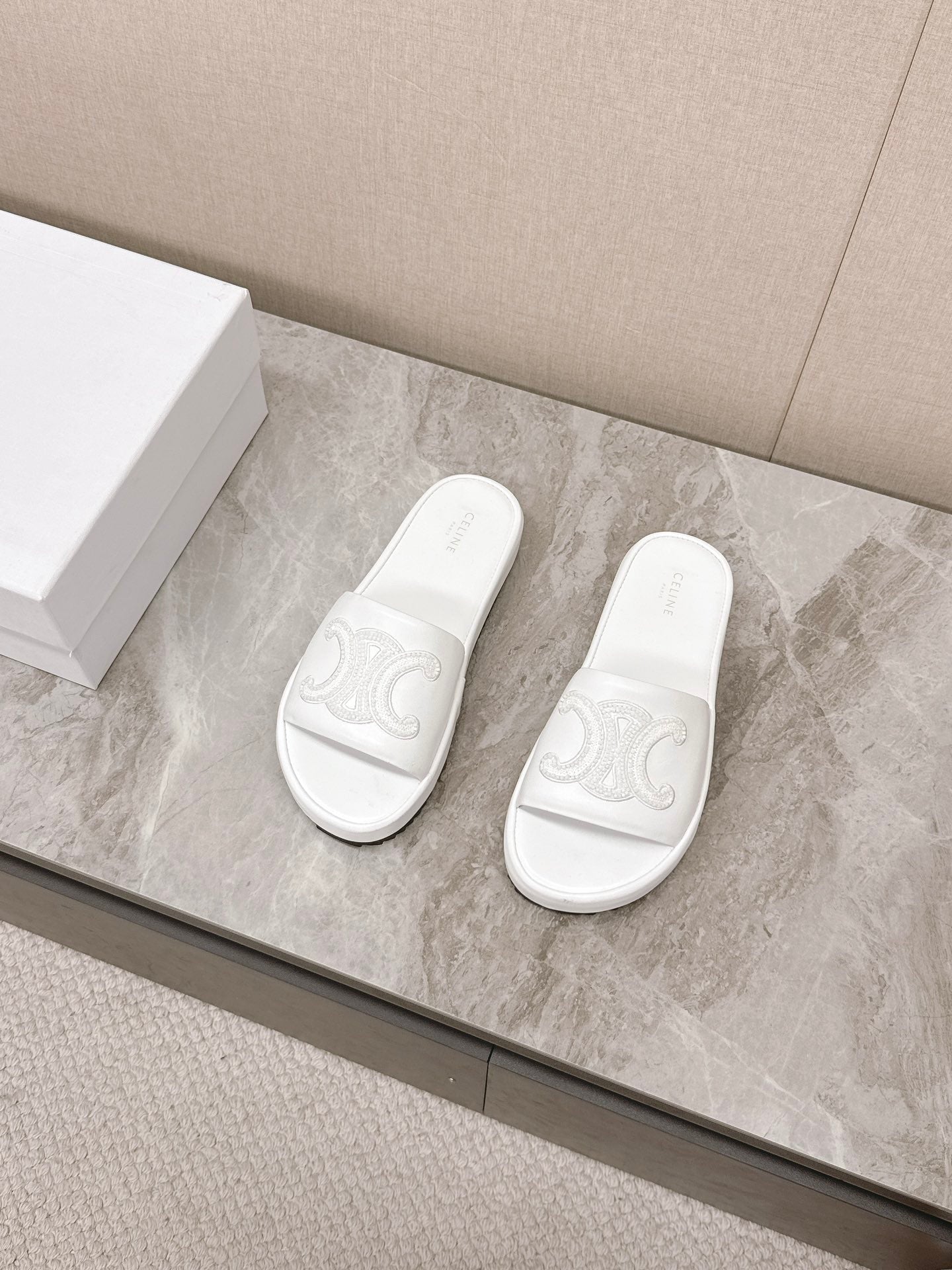 THICK-SOLED SLIDES IN WHITE SMOOTH LAMBSKIN LOGO WITH CRYSTALS - 35
