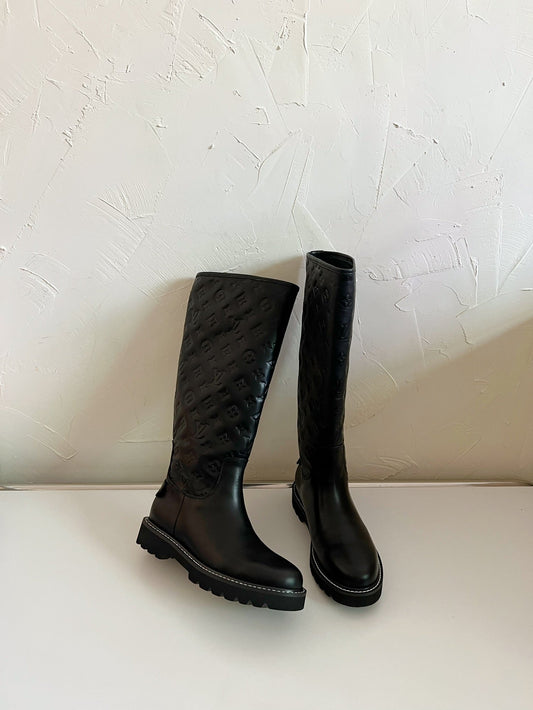TERRITORY FLAT HIGH BOOT IN BLACK EMBOSSED CALFSKIN - 35