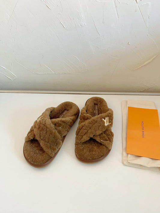 ШЛІПАНЦІ LV BLISS COMFORT З ОВЧИНОЇ ШКІРИ КОЛЬОРУ «ШОКОЛАДНИЙ КОРИЧНЕВИЙ» — 35