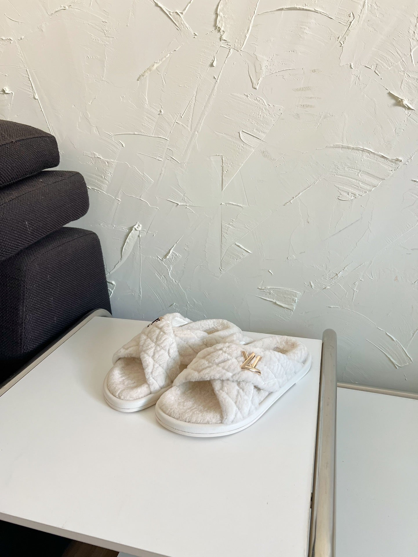 LV BLISS COMFORT MULE IN BEIGE SHEARLING - 35
