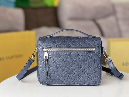 LV 25S ПОШЕТ МЕТІС 25 З ТЕМНО-СИНЬОЇ МОНОГРАМНОЇ ПОЛОТНЯНОЇ ТКАНИНИ З ПОКРИТТЯМ, ФУРНІТУРА ЗОЛОТОГО КОЛЬОРУ