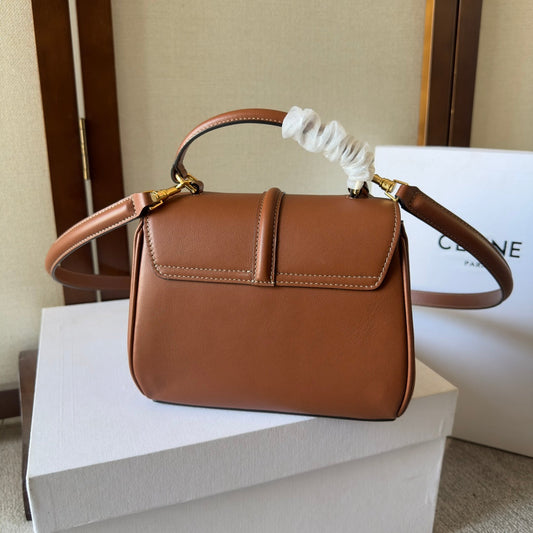 CLASSIQUE BAG 17 З КОРИЧНЕВОЇ ТЕЛЯЧОЇ ШКІРИ КОЛЬОРУ МУСКАТНОГО ГОРІХА, ЗОЛОТИСТА ФУРНІТУРА