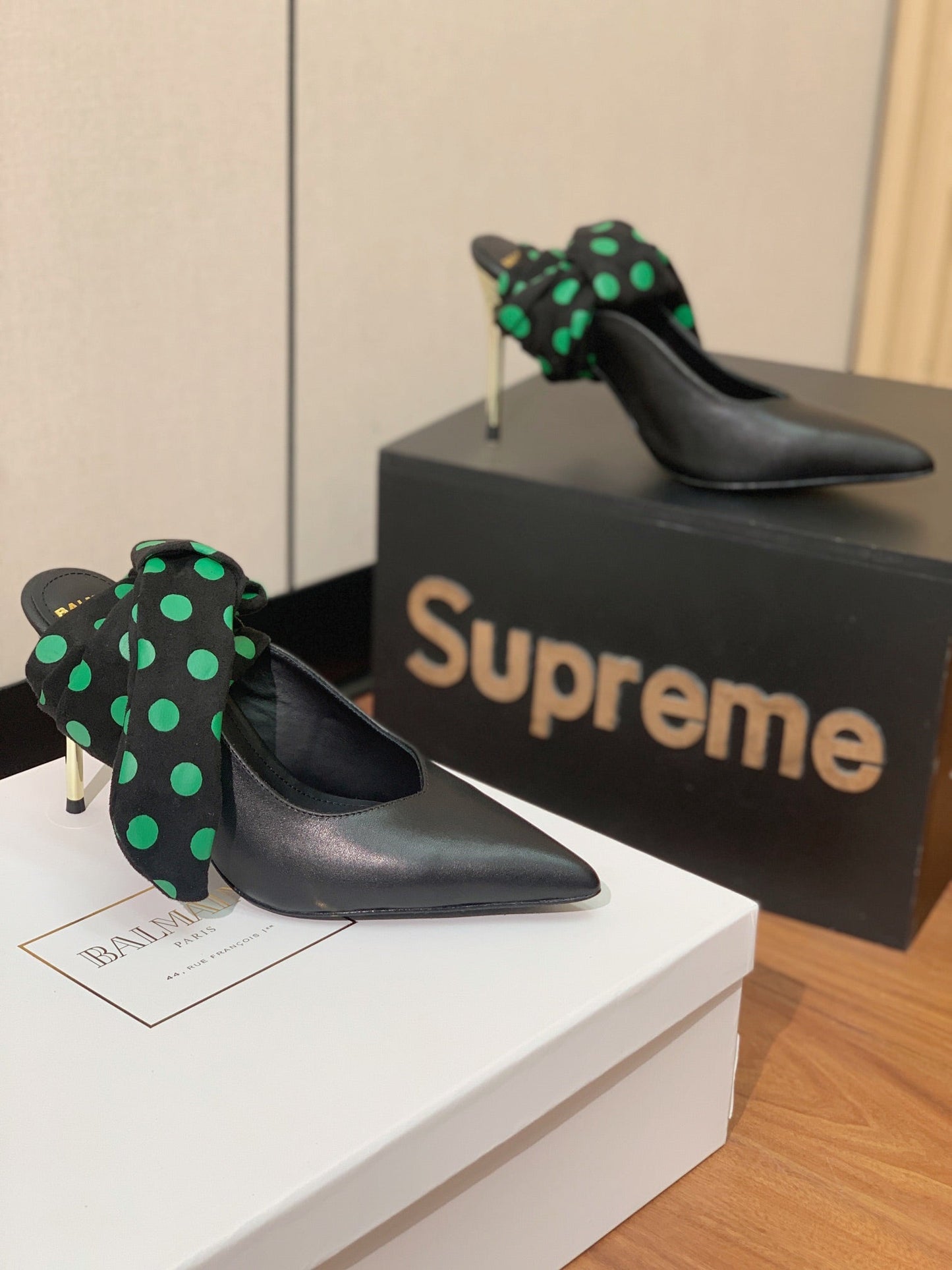 BALMAIN 25S BAKARI MULE WITH GREEN POLKA DOTS ON BLACK STRAP 95MM IN BLACK CALFSKIN - 36