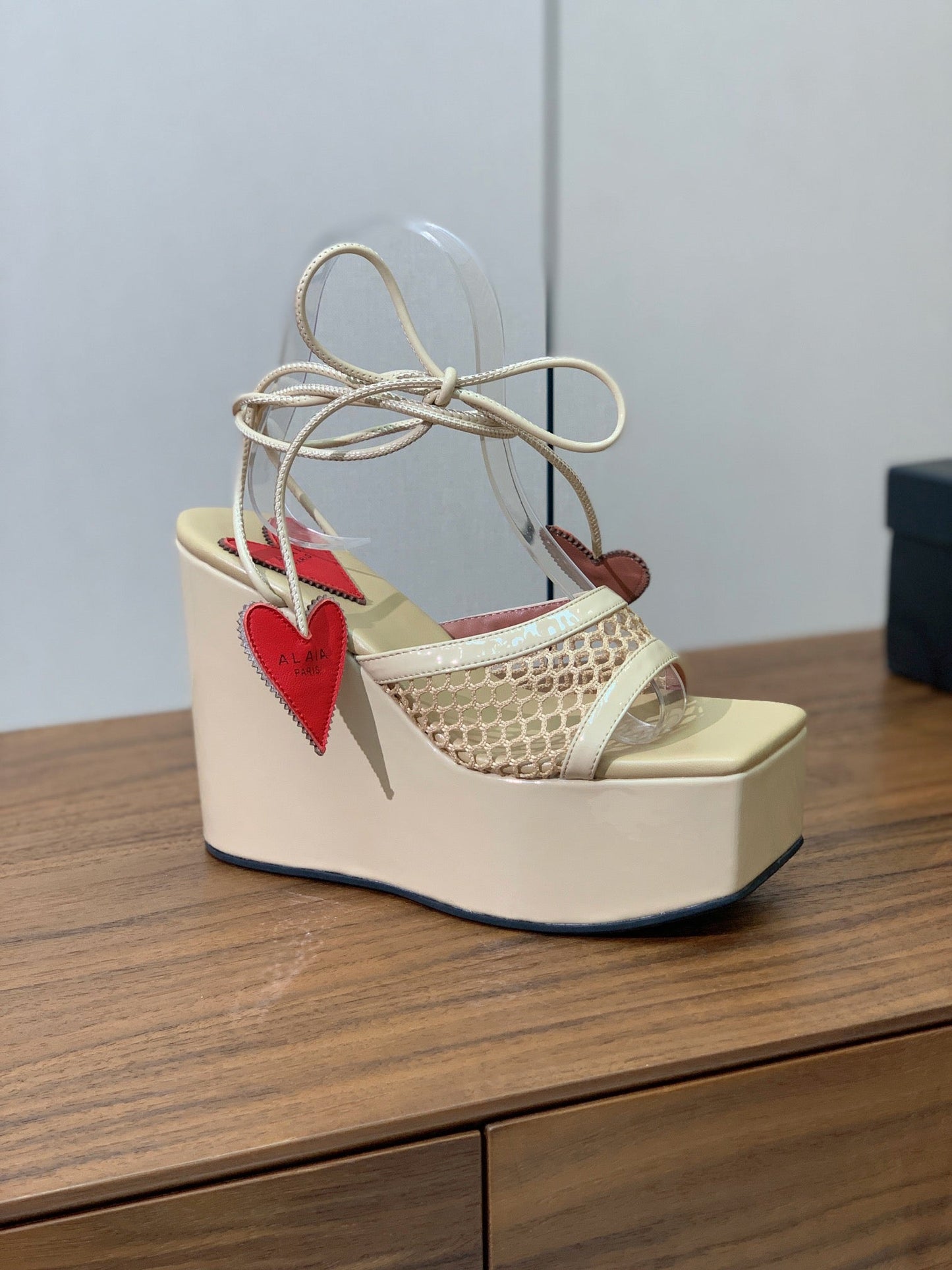 ALAIA BANQUET WEDGE SANDALS IN GOLD LAMBSKIN WITH RED HEART - 35