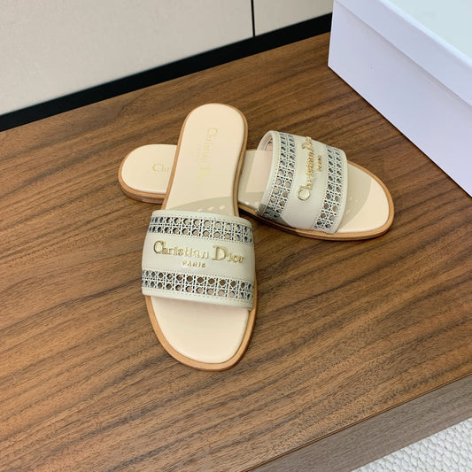 Шльопанці DWAY BEIGE зі шкіри теляти та золотим логотипом — 34