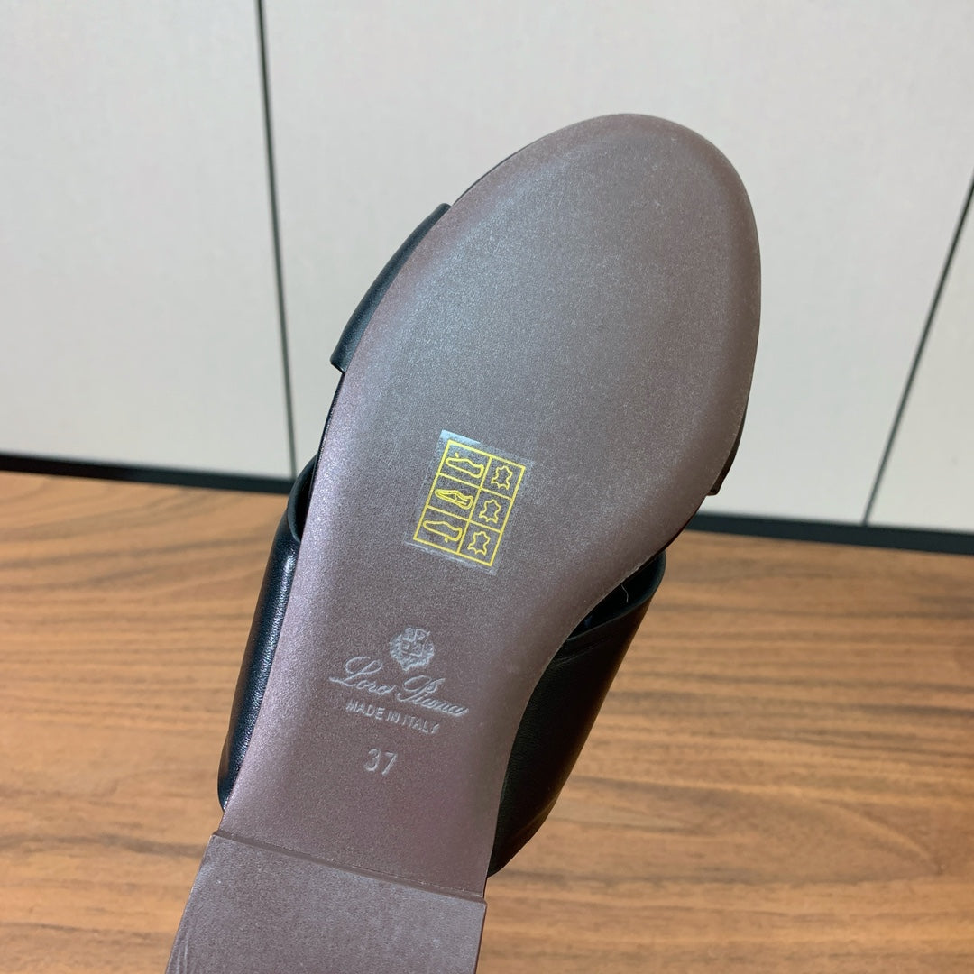 FLAT SLIPPERS IN BLACK CALFSKIN - 35