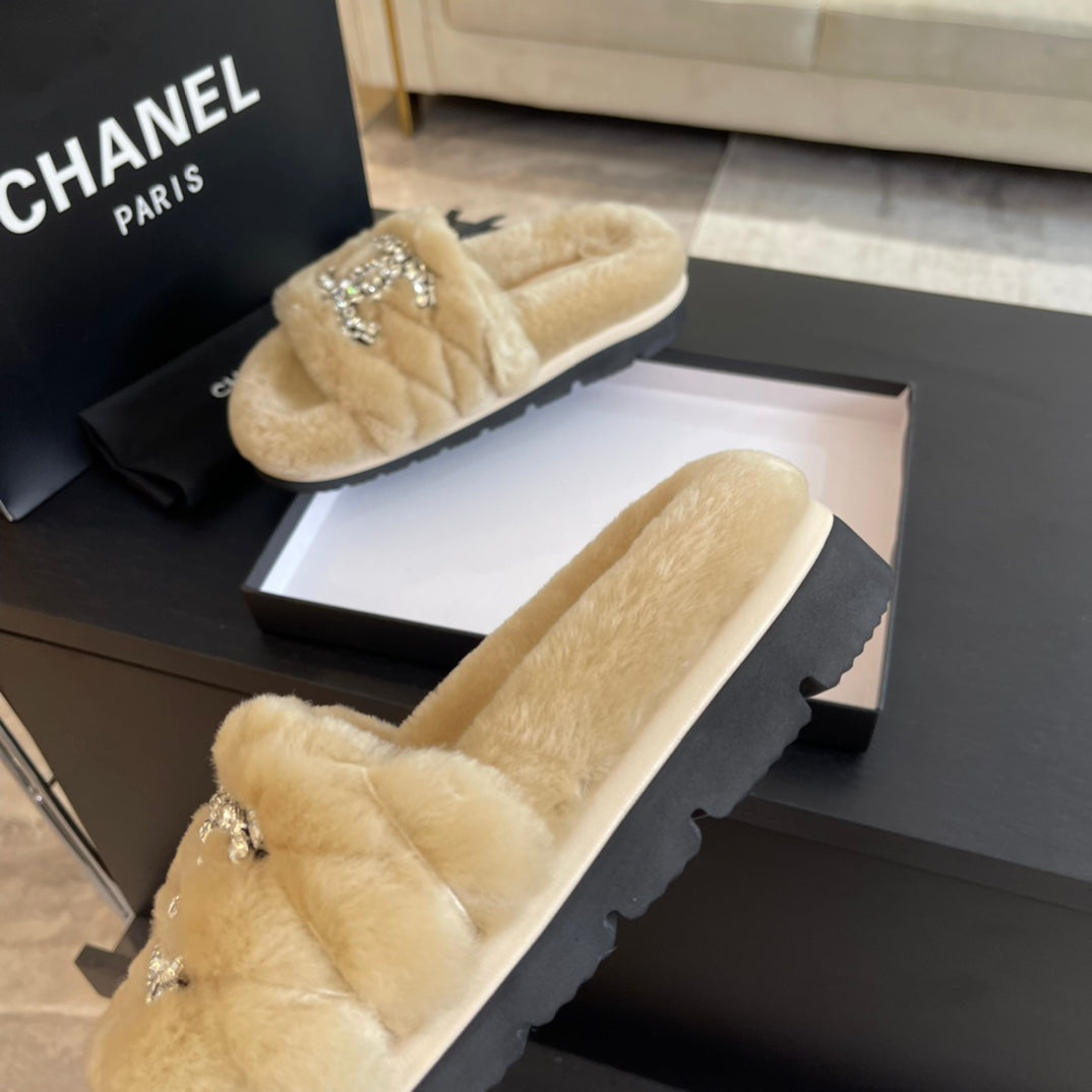 SLIPPERS IN BEIGE CREAM FUR - 35