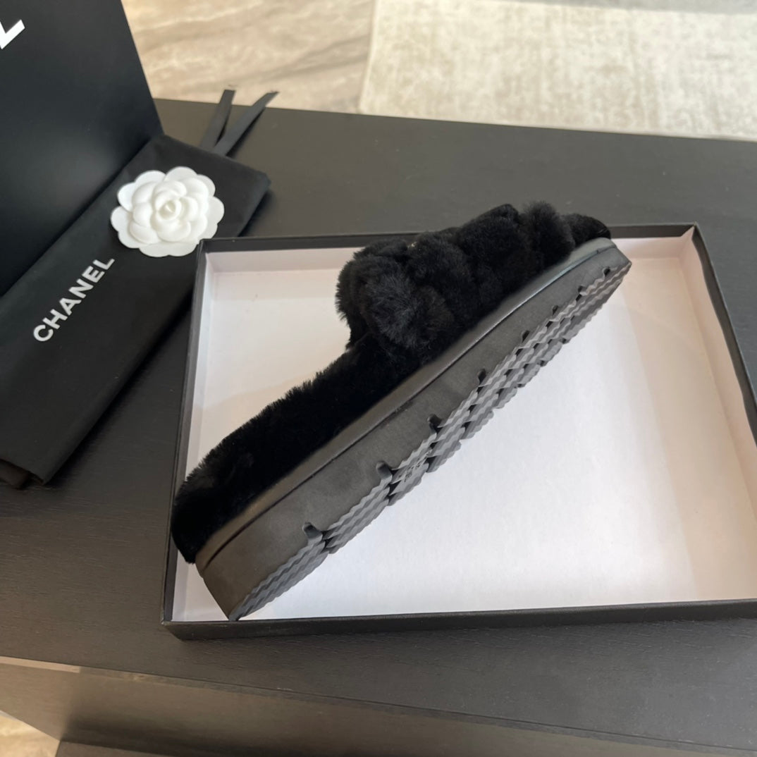SLIPPERS IN BLACK FUR - 35
