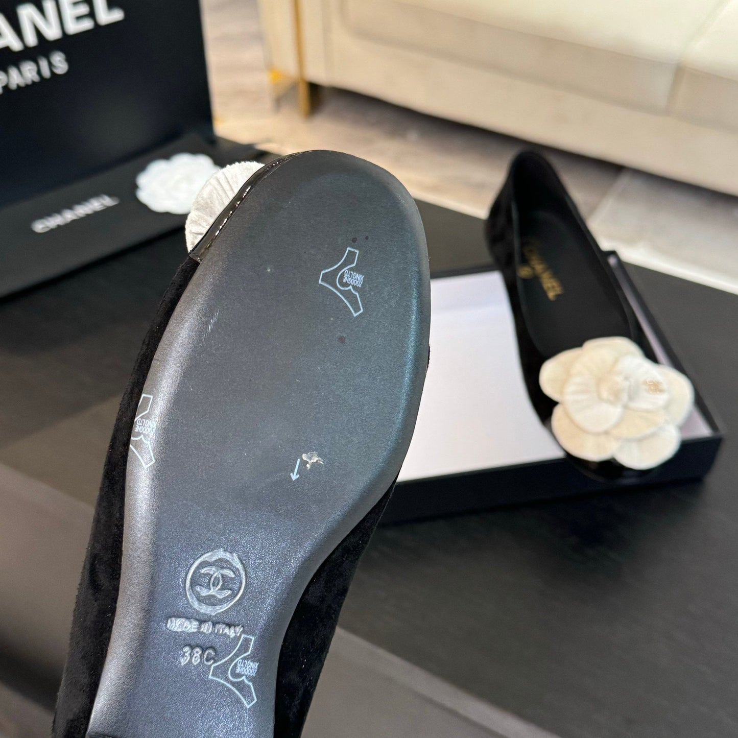 BALLET FLATS IN BLACK SUEDE WITH WHITE CAMELLIA - 35