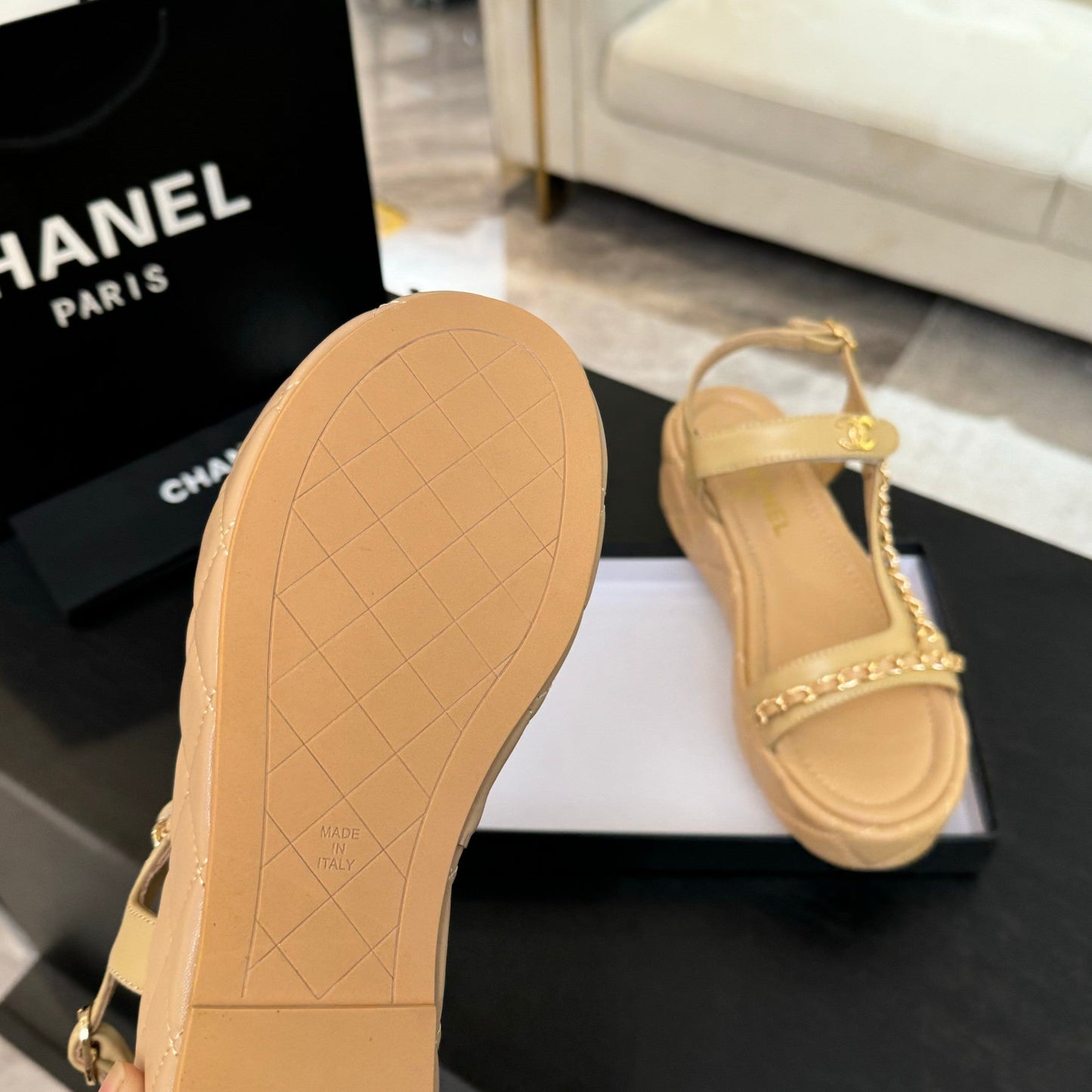 FLAT SANDALS IN PEANUT BROWN LAMBSKIN WITH GOLD CHAIN - 35