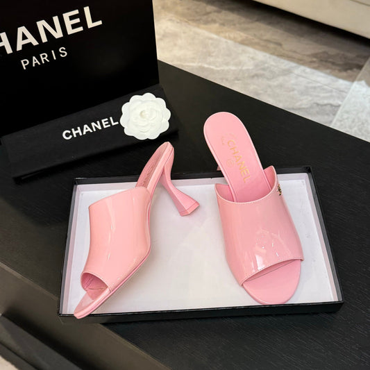 МЮЛІ PEEP TOE 85 ММ З РОЖЕВОЇ ЛАКОВАНОЇ ТЕЛЯЧОЇ ШКІРИ – 35
