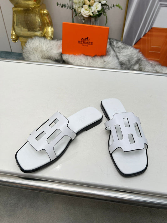 САНДАЛІ НА ПЛАТФОРМІ З БІЛОЇ ТЕЛЯЧОЇ ШКІРИ - 35