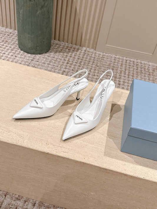 PRADA 26S СЛІНГБЕКИ НА ПІДБОРАХ ІЗ ЗАГОСТРЕНОЮ НОСОВОЮ ЧАСТИНОЮ 75 ММ З БІЛОЇ БЛИСКУЧОЇ ТЕЛЯЧОЇ ШКІРИ