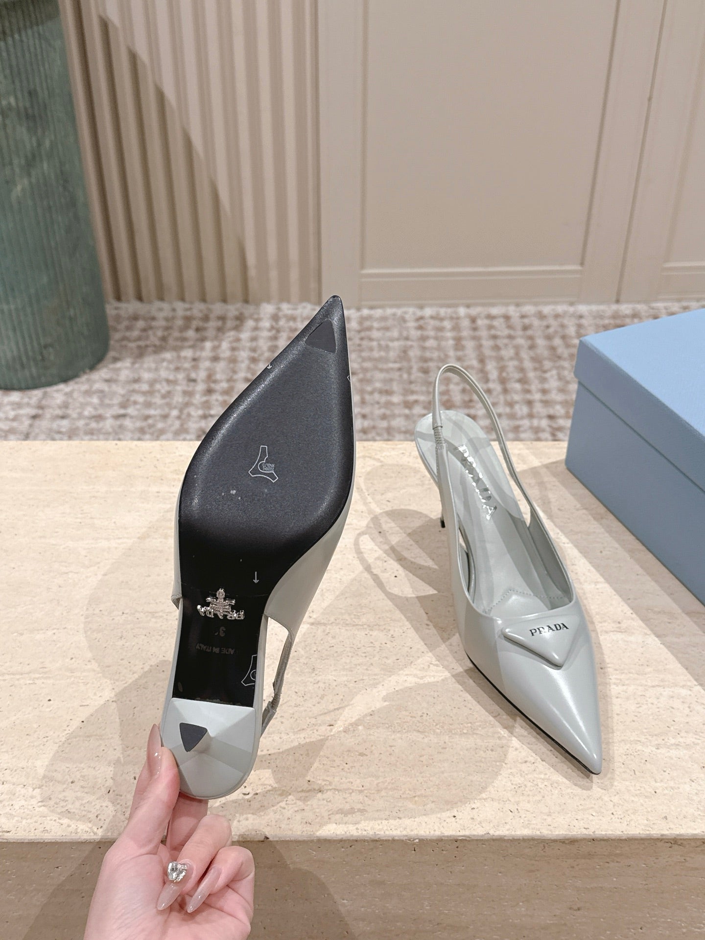 ТУФЛІ-СЛІНГБЕКИ PRADA 26S НА ГОСТРОМУ НОСКУ, 75 ММ, З М'ЯКОЇ СІРОЇ БЛИСКУЧОЇ ТЕЛЯЧОЇ ШКІРИ