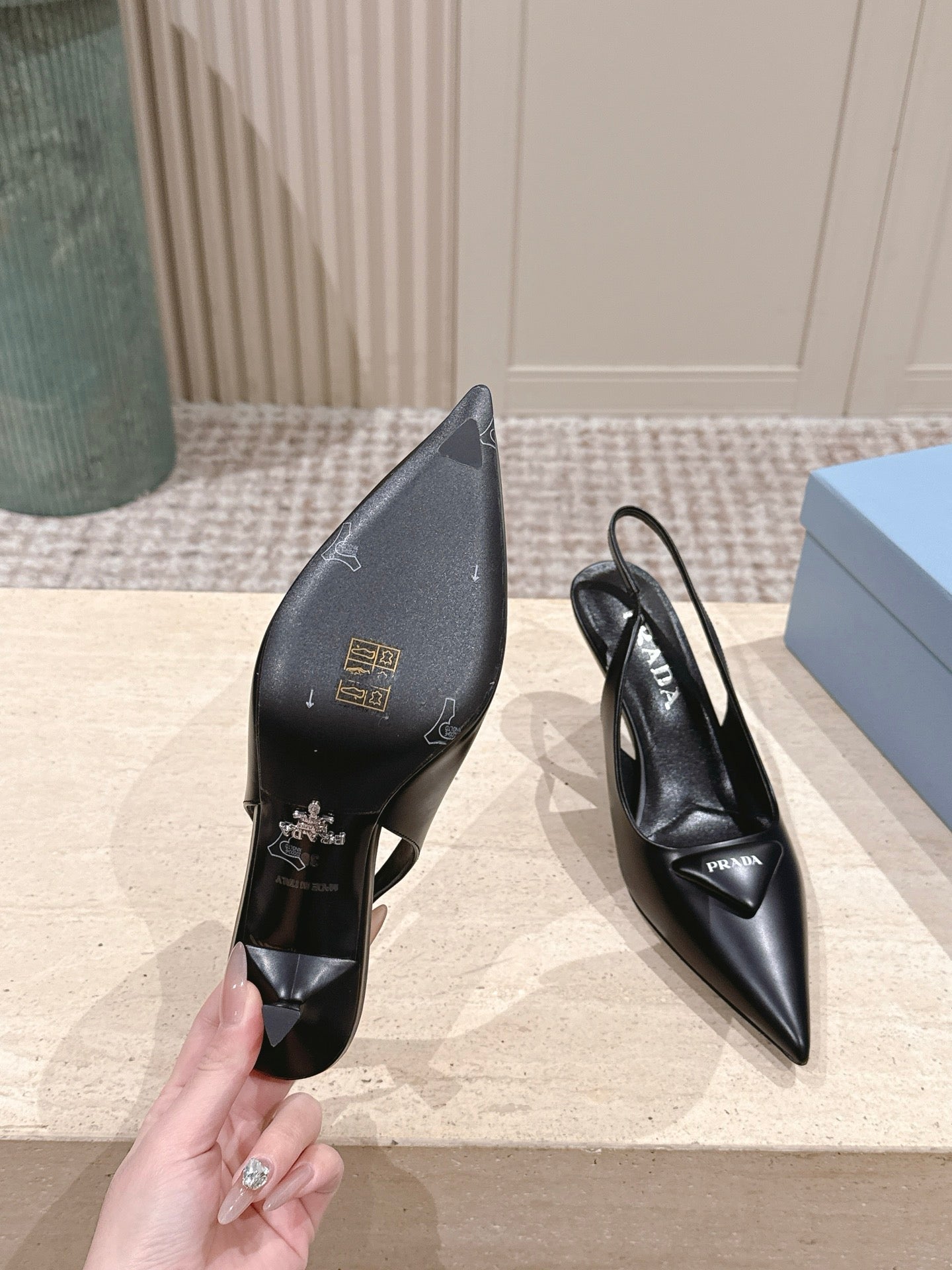 PRADA 26S ТУФЛІ-СЛІНГБЕКИ З ГОСТРИМ НОСКОМ 75 ММ З ЧОРНОЇ БЛИСКУЧОЇ ТЕЛЯЧОЇ ШКІРИ