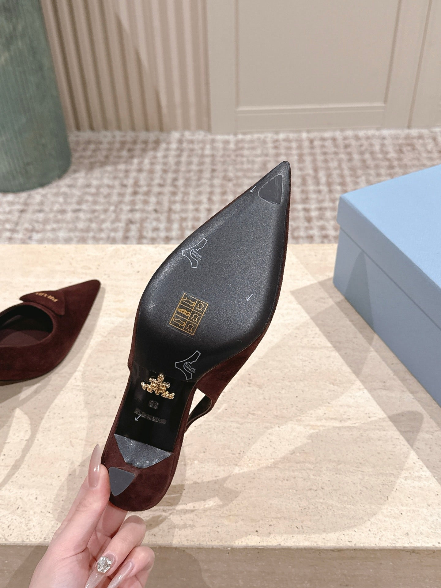 Жіночі туфлі-слінгбеки PRADA 26S із загостреним носком, 75 мм, із замші кольору бордо та коричневого кольору, з логотипом