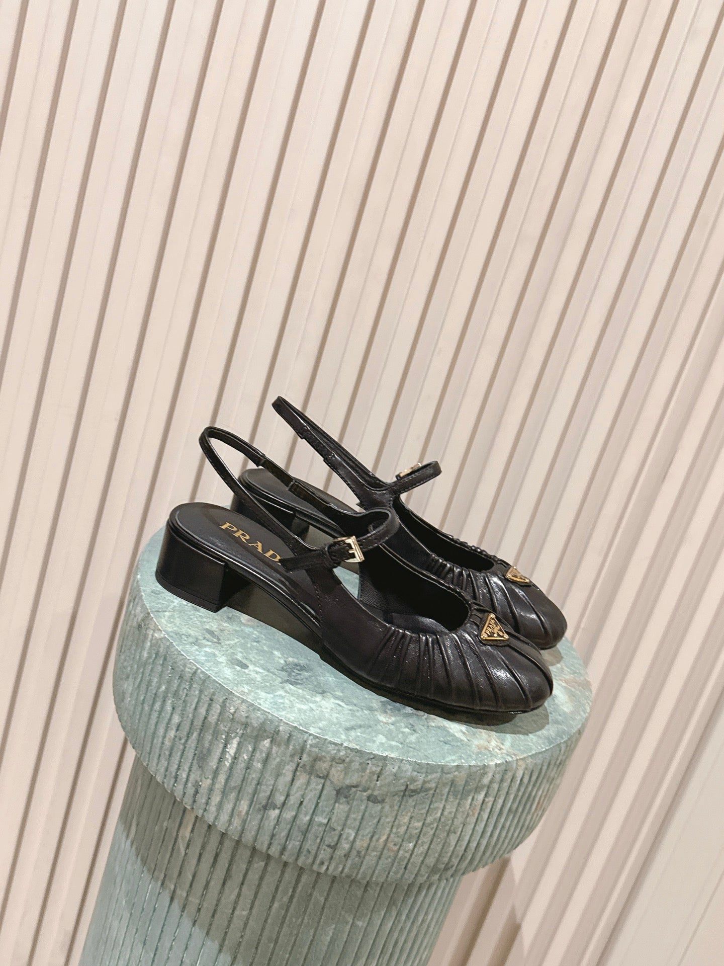 БОСОНІЖКИ PRADA 26S СЛІНГБЕК 40 ММ З ЧОРНОЇ ТЕЛЯЧОЇ ШКІРИ З ЛОГОТИПОМ