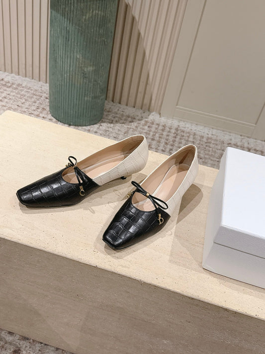 ЖІНОЧІ ТУФЛІ МЕРІ ДЖЕЙН DIOR 26S НА НИЗЬКИХ ПІДБОРАХ (КІТТЕН ХІЛЗ) 40 ММ З ЧОРНО-БІЛОЇ ТЕЛЯЧОЇ ШКІРИ З ТИСНЕННЯМ ПІД КРОКОДИЛА