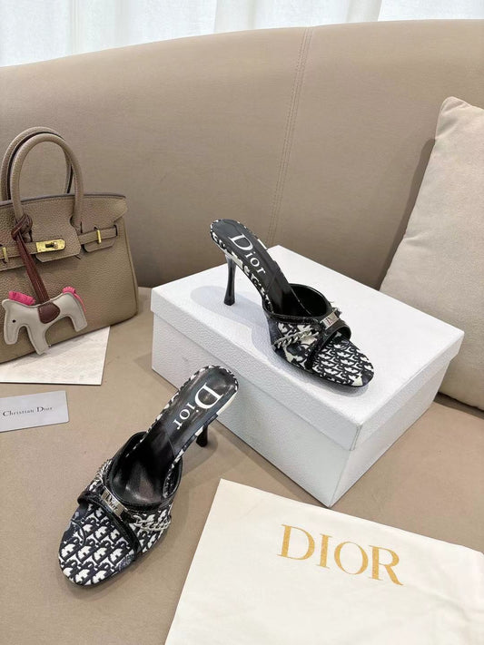 БОСОНІЖКИ DIOR 26S KITTEN HEEL SLIDE НА ПІДБОРАХ 85 ММ З ЧОРНОЇ МОНОГРАМНОЇ КАНВИ З ТЕЛЯЧОЇ ШКІРИ ТА ЛАНЦЮЖКОМ