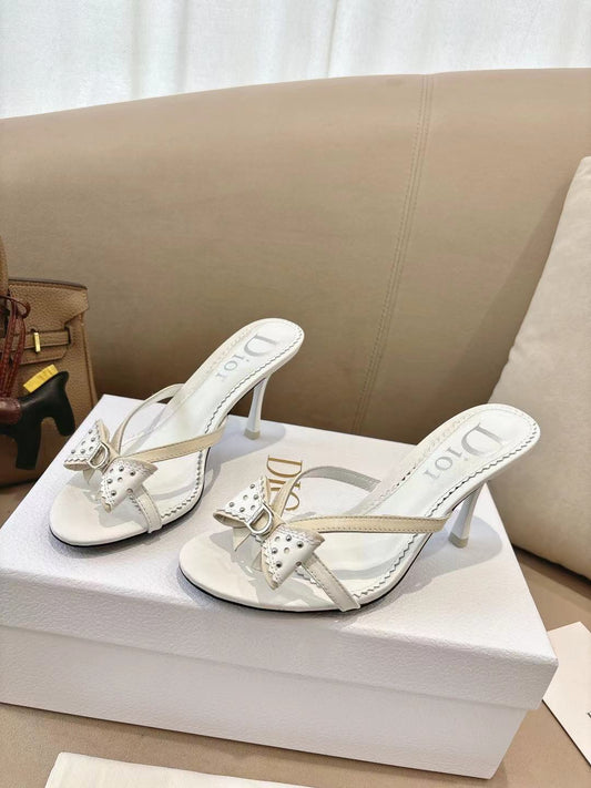 DIOR 26S БОСОНІЖКИ НА КАБЛУКУ «KITTEN HEEL» 85 ММ З БІЛОЇ ТЕЛЯЧОЇ ШКІРИ З БАНТОМ ТА ЗАКЛЕПКАМИ