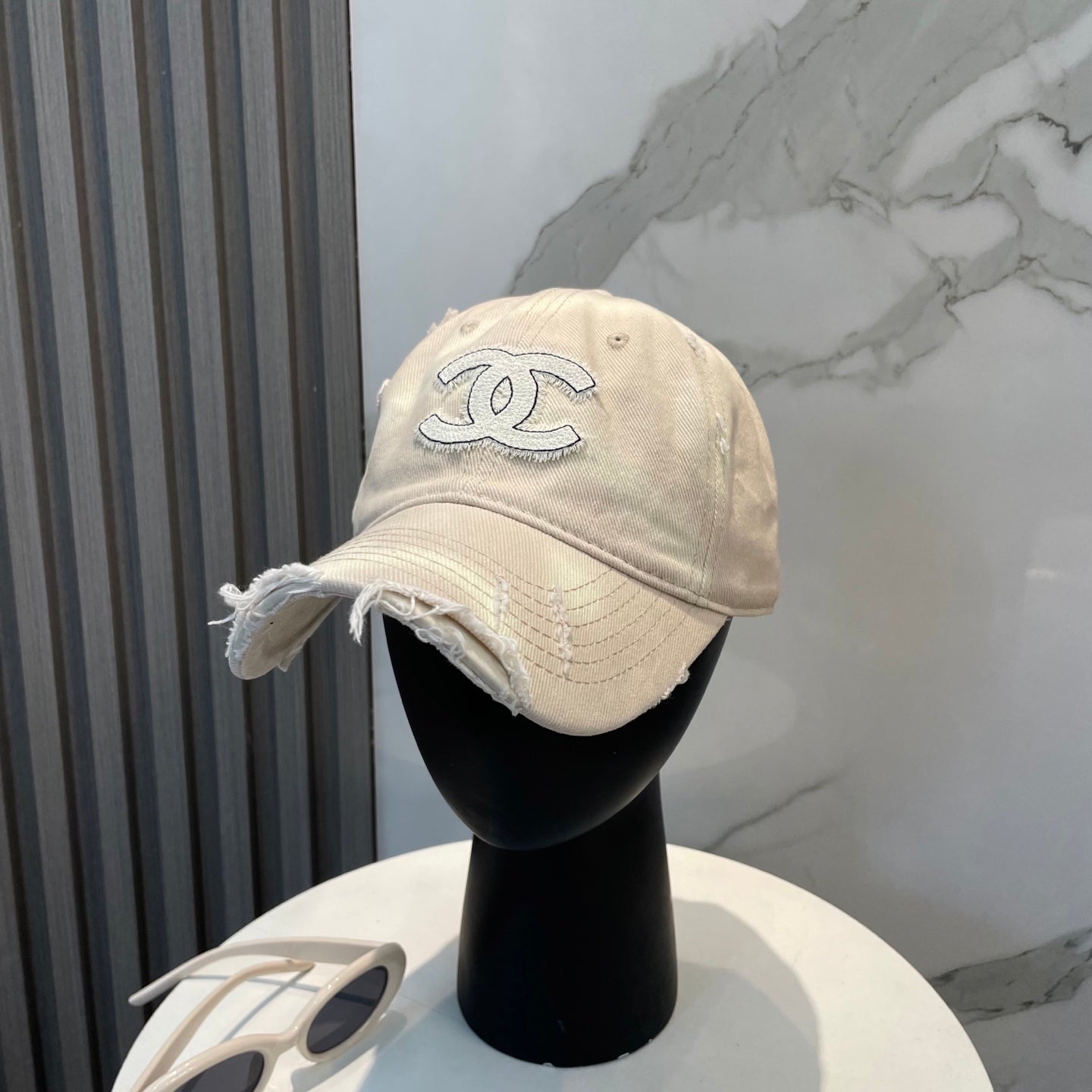 BASEBALL HAT IN SMOOTH BEIGE JEAN 672994