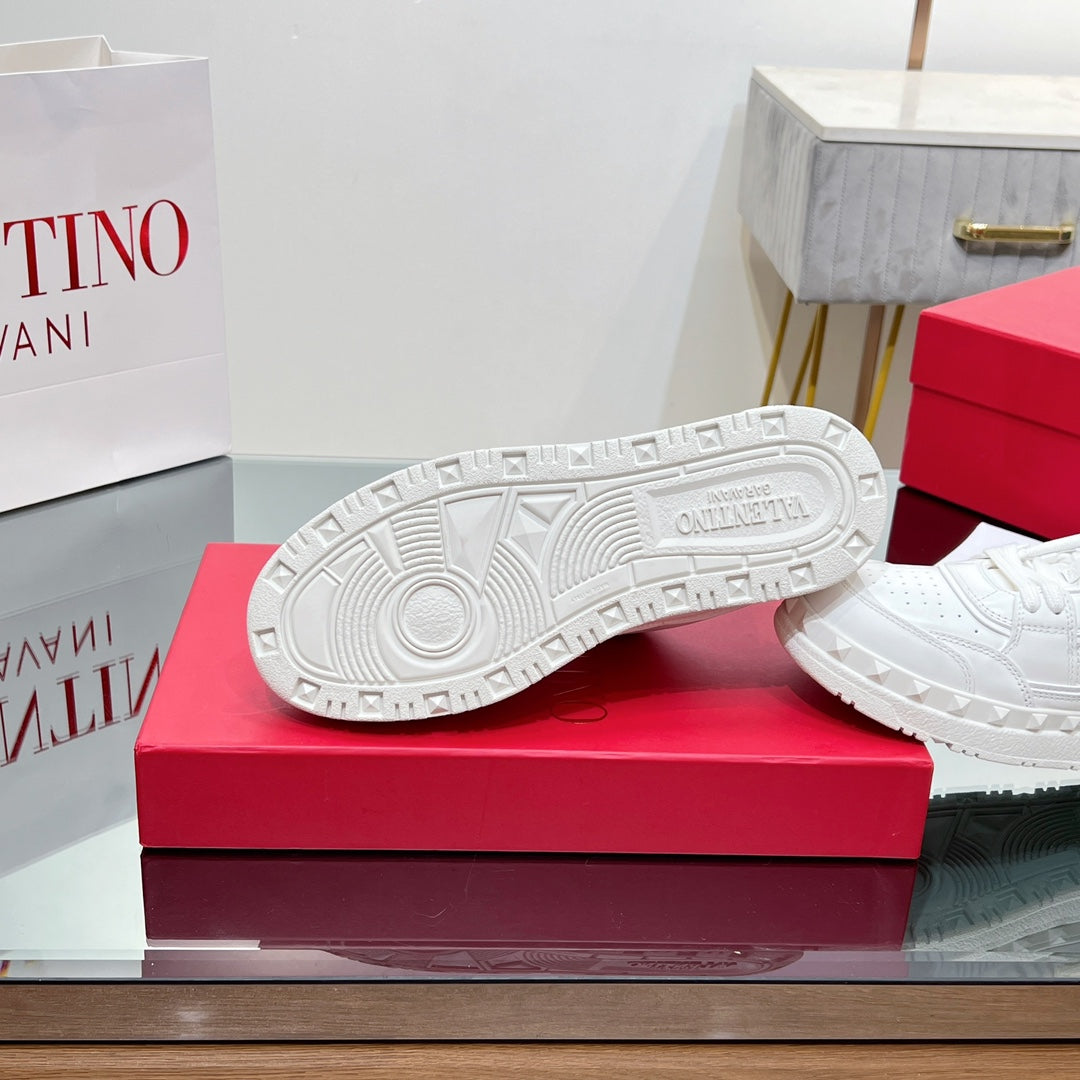 VALENTINO 25S GARAVANI FREEDOTS SNEAKERS IN WHITE LAMBSKIN - 35