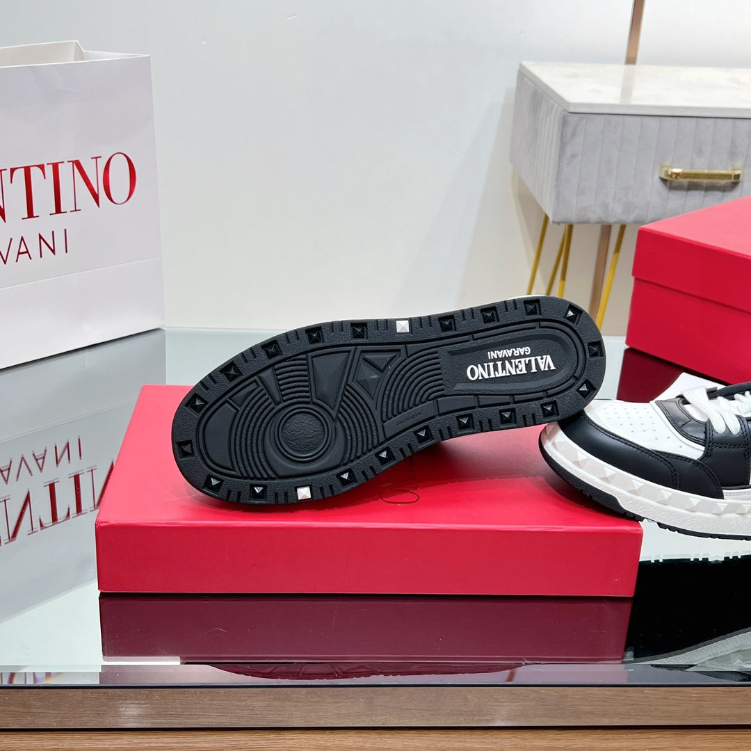 VALENTINO 25S GARAVANI FREEDOTS SNEAKERS IN WHITE MIX BLACK LAMBSKIN - 35