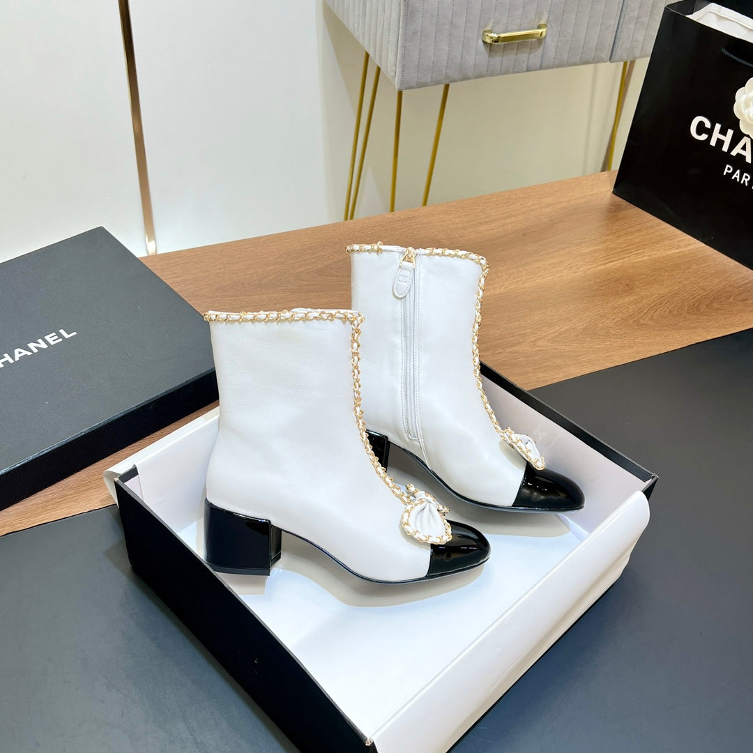 CHANEL 25S HEELED CHAIN BOOTS WITH BOW IN WHITE CALFSKIN GOLD HARDWRE - 35