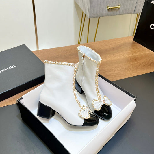 CHANEL 25S ЧЕРЕВИКИ НА ПІДБОРАХ З ЛАНЦЮЖКОМ ТА БАНТОМ З БІЛОЇ ТЕЛЯЧОЇ ШКІРИ З ЗОЛОТОЮ ФУРНІТУРОЮ - 35