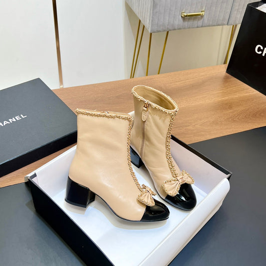 CHANEL 25S ЧЕРЕВИКИ НА ПІДБОРАХ З ЛАНЦЮЖКОМ ТА БАНТОМ З БЕЖЕВОЇ ШКІРИ ТЕЛЯТИ І ЗОЛОТИСТОЮ ФУРНІТУРОЮ - 35