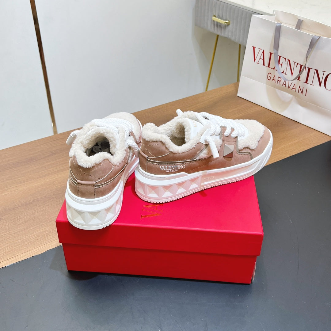 VALENTINO 25S GARAVANI ONE STUD XL PLATFORM SNEAKERS IN LIGHT PINK SUEDE AND CREAM WHITE WOOL - 35