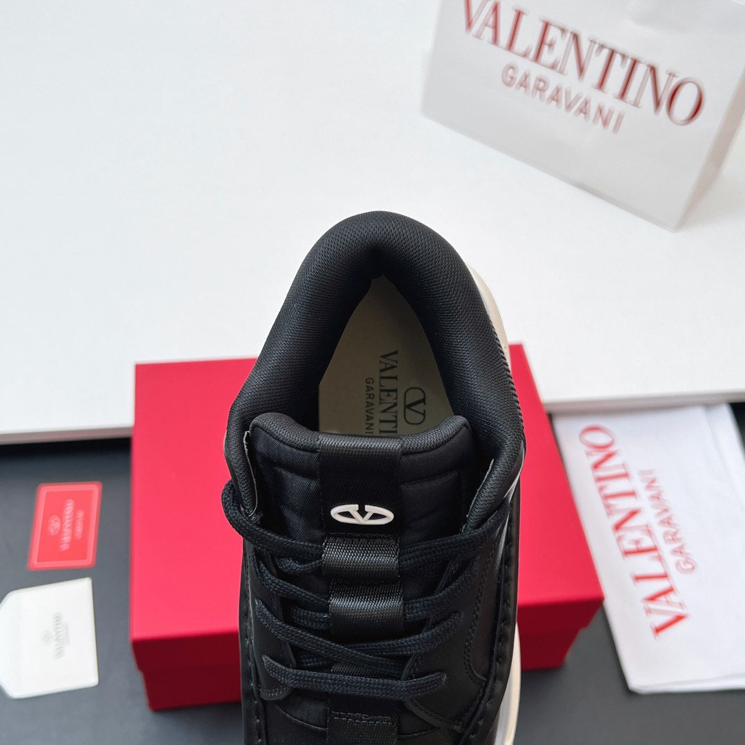 VALENTINO 25S RUNBOOT SNEAKERS IN BLACK LAMBSKIN - 35