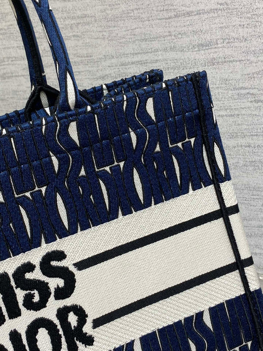СУМКА MISS MEDIUM TOTE 36 З БІЛОЇ ТА СИНЬОЇ ВІТРИЛЬНОЇ ТКАНИНИ ВІДТІНКУ ГЛИБОКА БУХТА