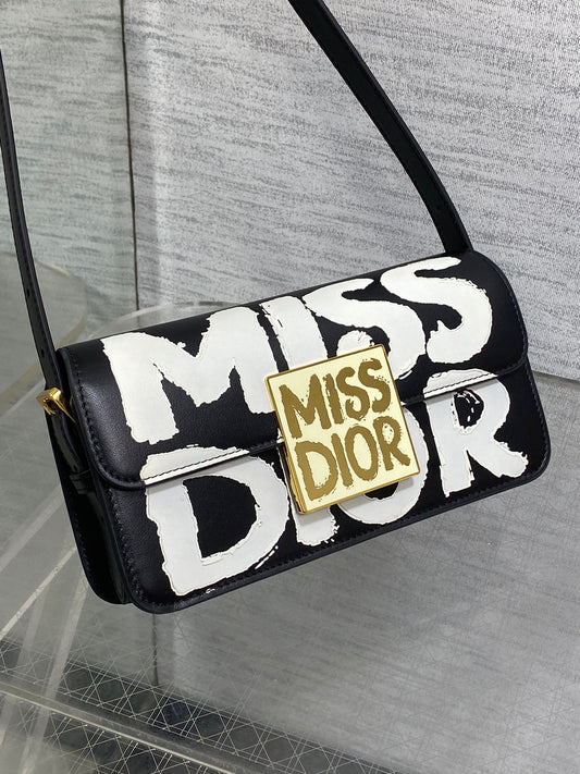 МАЛА СУМКА 22 FLAP BAG З ЧОРНО-БІЛОЇ ОВЕЧОЇ ШКІРИ ІЗ ЗОЛОТОЮ ФУРНІТУРОЮ