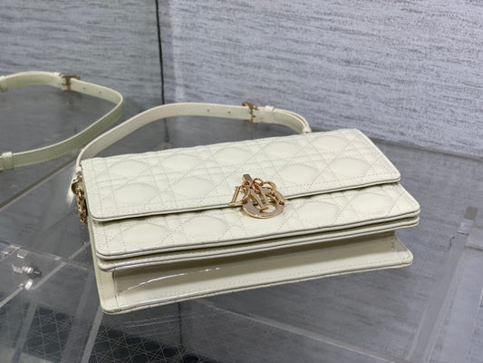 СУМКА MINI BAG 24 З ТИСНЕНОЇ ЛАКОВАНОЇ ТЕЛЯЧОЇ ШКІРИ КАНАЖУ, КОЛІР БІЛИЙ КРЕМ