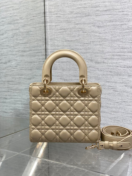 DIOR 25S СУМКА LADY DIOR 20 З ТЕЛЯЧОЇ ШКІРИ КОЛЬОРУ ПІСОЧНО-БЕЖЕВИЙ З ПРИКРАСАМИ У ВИГЛЯДІ ШАРМІВ І ПЕРЛИН